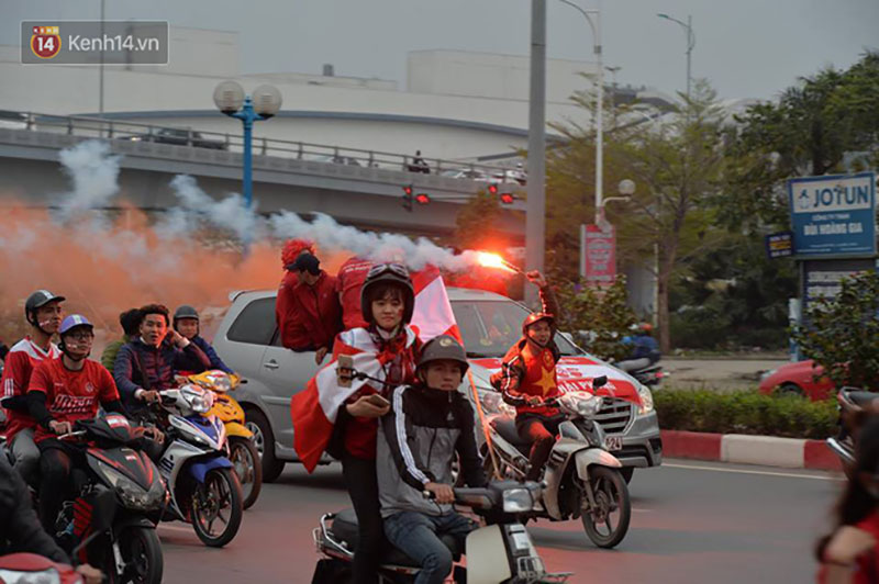 Fan Hải Phòng đốt pháo sáng, nhuộm đỏ đường phố Hà Nội trên đường tiến về sân Hàng Đẫy